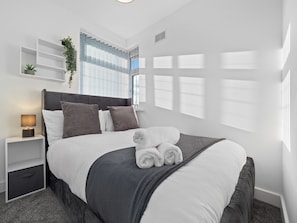3 bedrooms, free WiFi, bed sheets - Short/Long Stay 3-bed Cov Centre Modern & Spacious (Coventry)