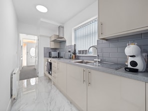 Fridge, microwave, oven, toaster - Modern & Spacious 0.6 Miles to Centre & Station (Coventry)