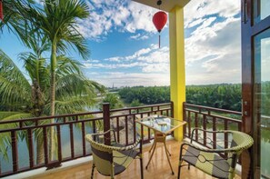 Outdoor dining - Deluxe Double King Room with Balcony, River view (Hoi An)