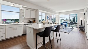 Appartement supérieur, cuisine | Aire de séjour | Téléviseur