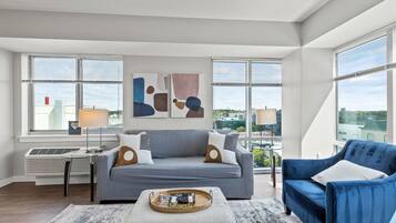 Căn hộ Superior, bếp | Khu phòng khách | TV