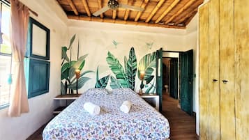 3 bedrooms, desk, WiFi, bed sheets