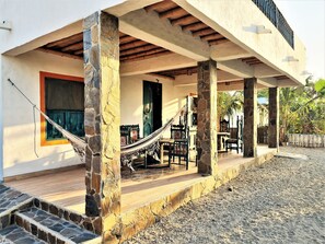 Outdoor dining - Your Complete House in Chévere Beach: Adventure and Tranquility on the Caribbean Coast (Puebloviejo)