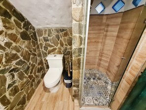 Een douche, handdoeken, zeep, toiletpapier