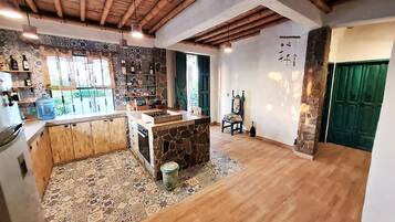 Cookware/dishes/utensils, kitchen islands