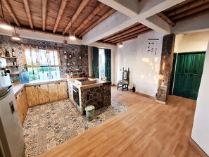 Cookware/dishes/utensils, kitchen islands - Your Complete House in Chévere Beach: Adventure and Tranquility on the Caribbean Coast (Puebloviejo)