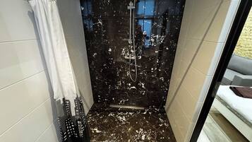 Apartment Nr 1a | Bathroom | Shower, towels, soap, toilet paper