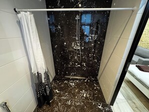 Apartment Nr 1a | Baño | Regadera, toallas, jabón, papel de baño 