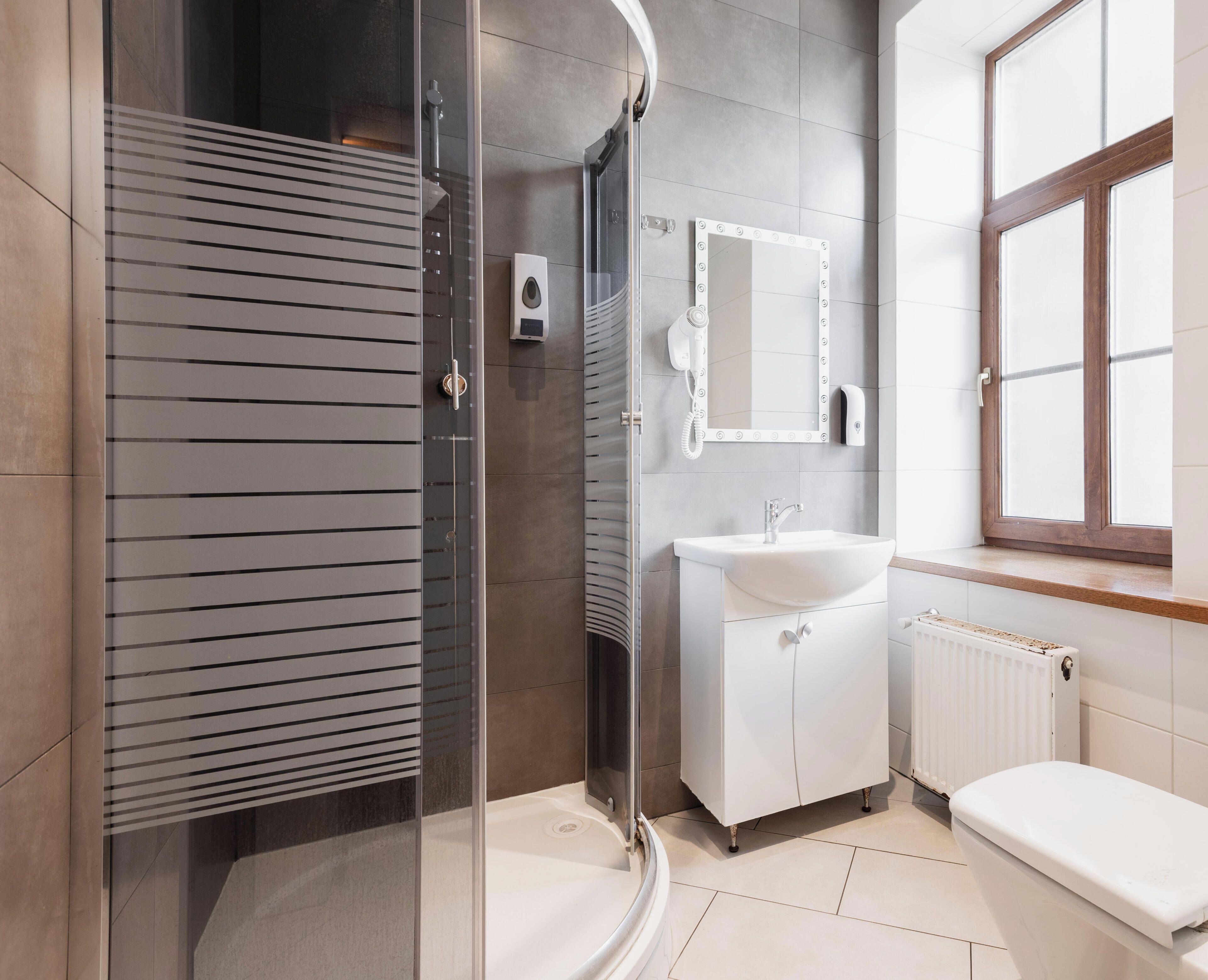 Een douche, handdoeken, zeep, toiletpapier
