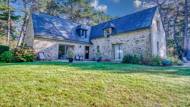 A stone house with a sloped roof, a front porch, and a well-maintained lawn. - La Rocherie - Charmante maison avec piscine privée (Carnac)