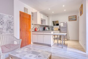 Refrigerador, microondas, lavavajillas y cafetera y tetera 