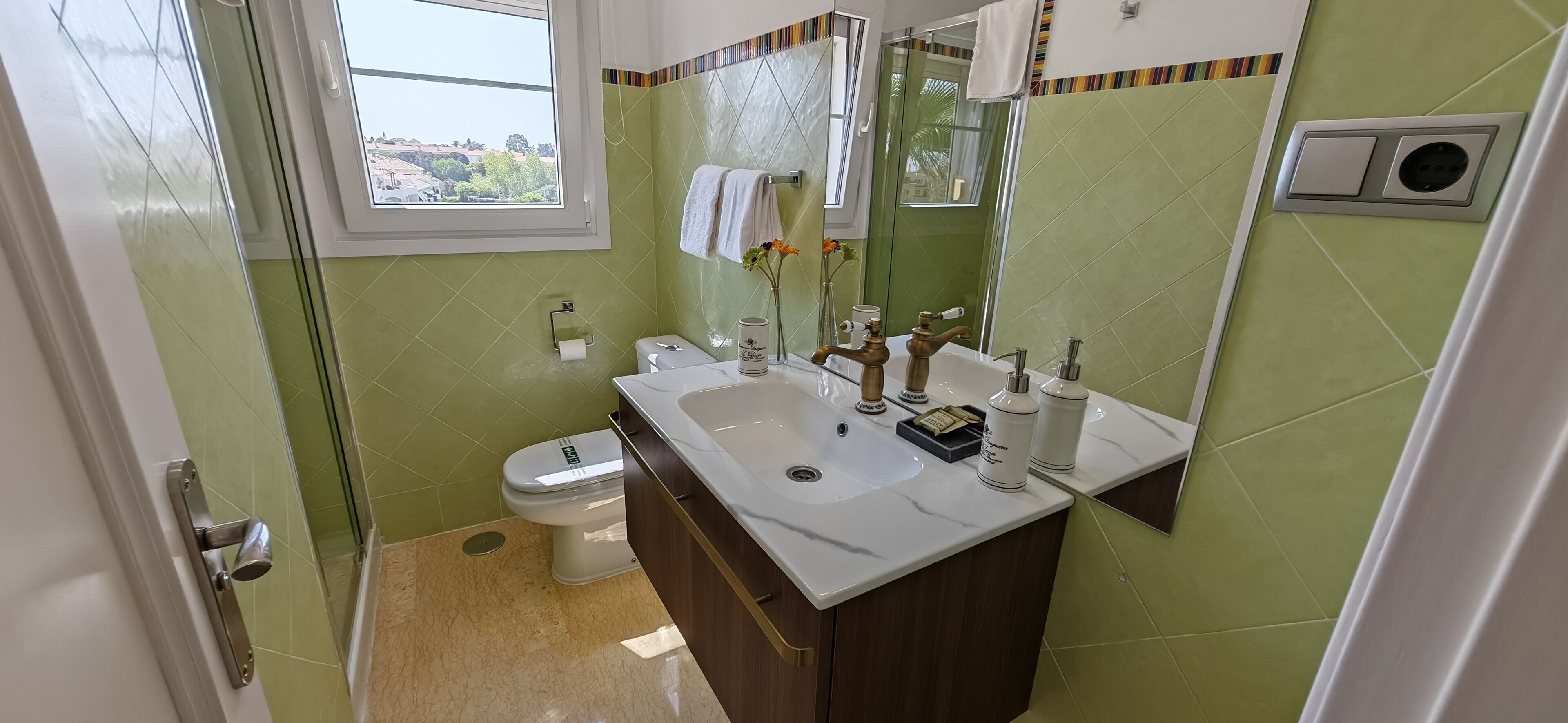 Ducha, secador de pelo, toallas y jabón