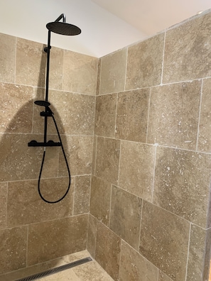 Douche, sèche-cheveux, serviettes fournies