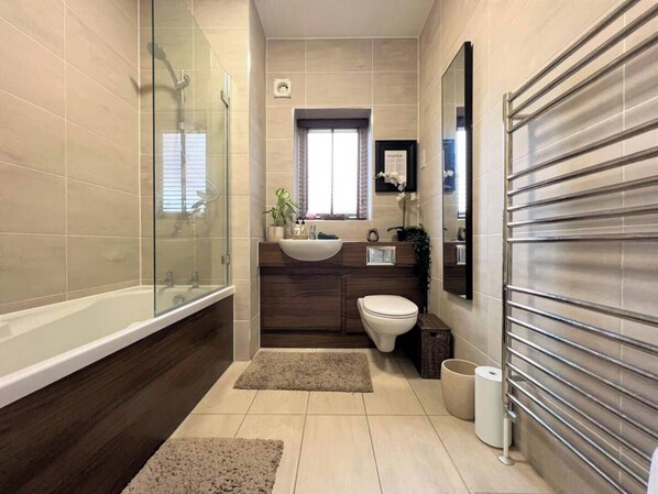 Departamento | Baño | Regadera y toallas 
