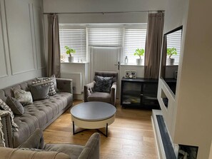 Apartamento | Área de estar | Lareira