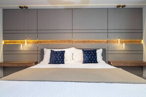 5 Schlafzimmer, Schreibtisch, Bügeleisen/Bügelbrett, Reisekinderbett