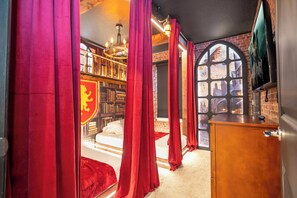 5 Schlafzimmer, Schreibtisch, Bügeleisen/Bügelbrett, Reisekinderbett