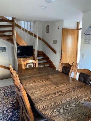 Dining - nJoy! Workers House | Garden & Balcony (Altbach)