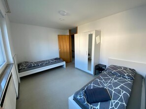 5 bedrooms, WiFi, bed sheets - nJoy! Workers House | Garden & Balcony (Altbach)