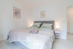 2 bedrooms, iron/ironing board, WiFi, bed sheets