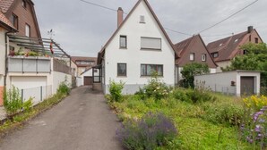 Una stretta via residenziale con case su entrambi i lati.