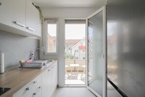 Fridge, microwave, oven, stovetop - nJoy! Central & Pleasant Pforzheim | Balcony (Pforzheim)