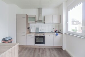 Fridge, microwave, oven, stovetop - nJoy! Worker Apartment Heilbronn | Garden (Heilbronn)