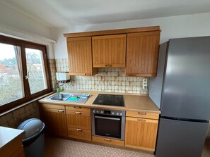 Refrigerador, microondas, horno y parrilla de estufa 