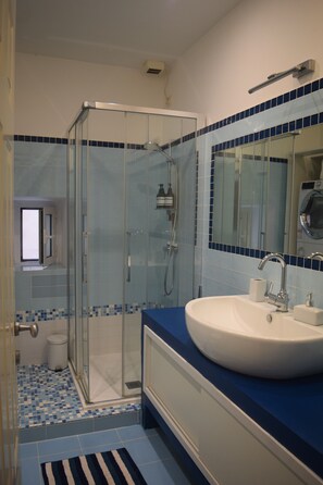 Hårføner, håndklær, såpe og toalettpapir