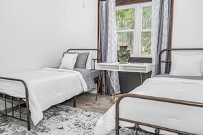 2 chambres, fer et planche à repasser, accès au Wi-Fi (inclus)