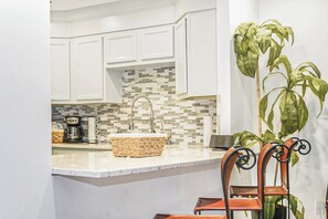 Micro-ondes, four, plaque de cuisson, lave-vaisselle