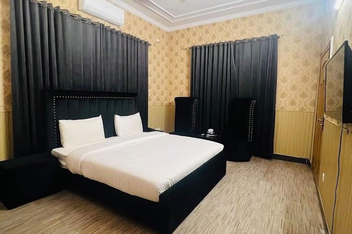 Deluxe Double Room | Iron/ironing board, free WiFi