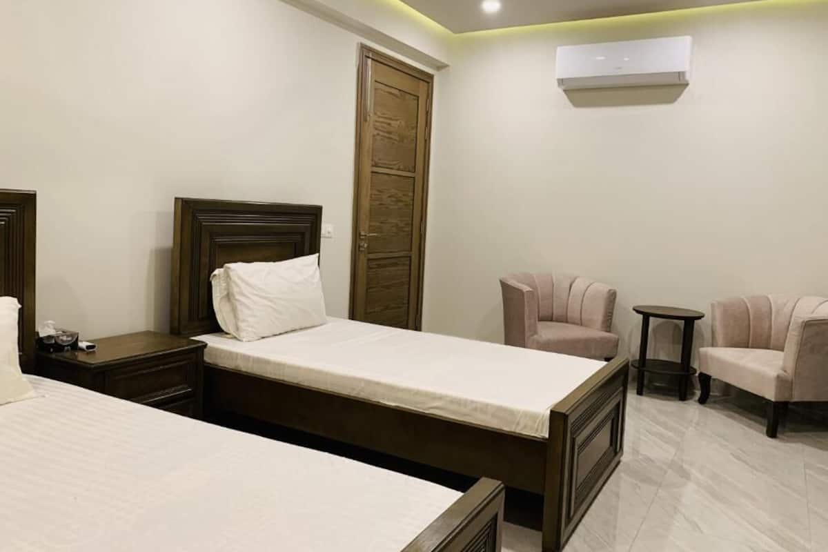 Deluxe Triple Room | Iron/ironing board, free WiFi