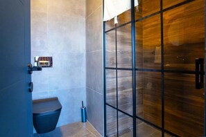 Habitació doble de luxe, balcó, vistes al mar | Bany | Dutxa, assecador de cabells, sabatilles i tovalloles