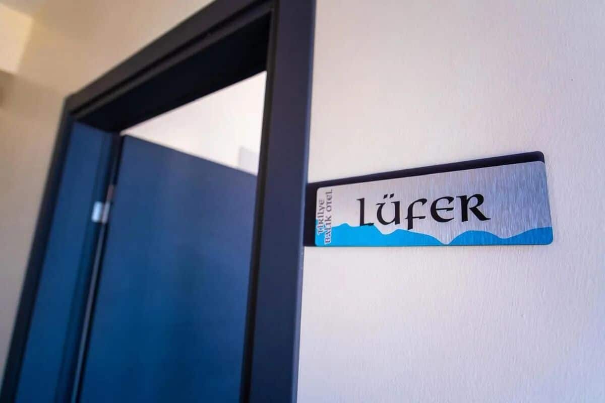 Una puerta con un letrero que dice "Lüfer", indicando el nombre de la habitación o área.