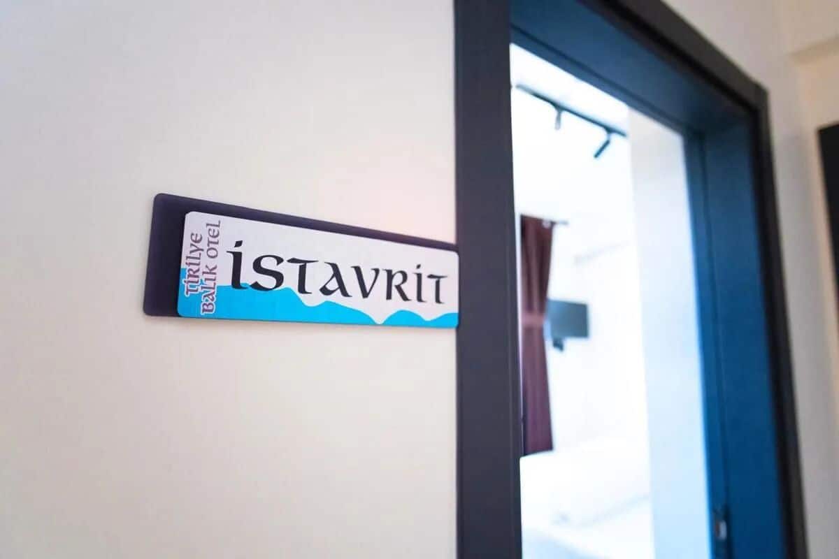 Un letrero con el nombre 'Istavrit' en una pared, indicando un lugar o establecimiento.