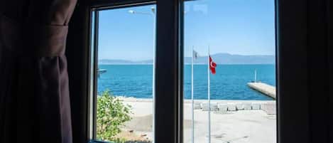 Escritorio, espacio para trabajar con laptop y wifi gratis