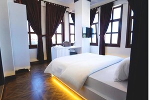 Deluxe-Doppelzimmer, Balkon, Meerblick | 1 Schlafzimmer, Schreibtisch, laptopgeeigneter Arbeitsplatz