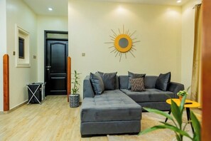 Apartamento económico, balcón, vistas a la ciudad | Zona de estar
