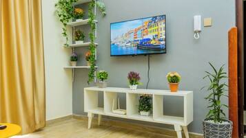 Departamento económico, balcón, vista a la ciudad | Cocina privada | Refrigerador, microondas, horno y parrilla de estufa