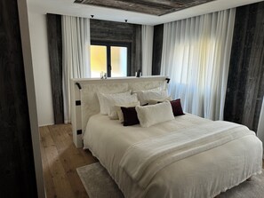 5 bedrooms, iron/ironing board, WiFi, bed sheets