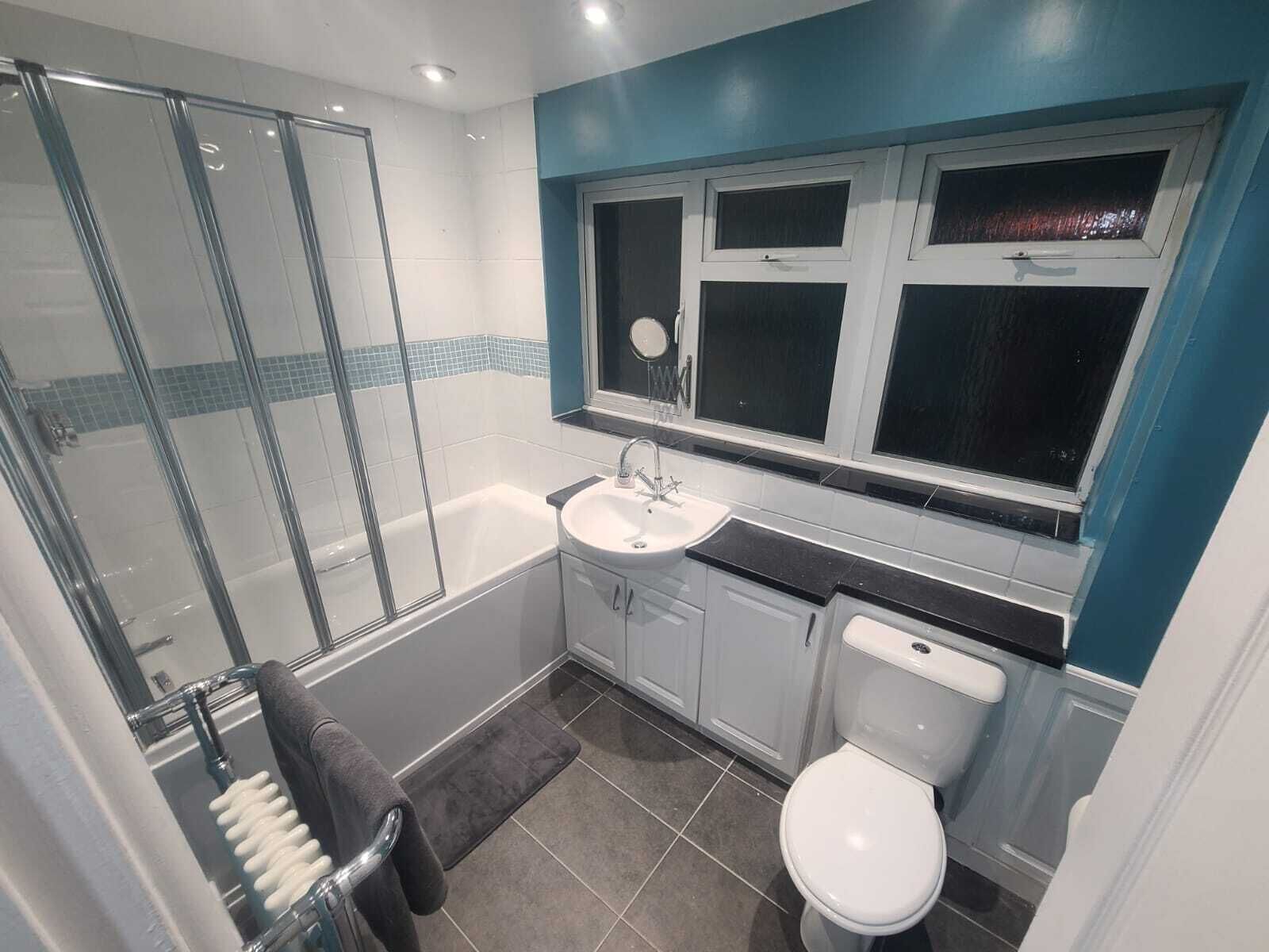 シャワー、タオル、石鹸、トイレットペーパー