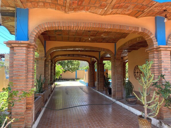 Property grounds - Amplia casa de 6 cuartos, alberca, aire acondicionado, y WiFi. (La Peñita de Jaltemba)