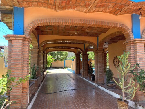 Amplia casa de 6 cuartos, alberca, aire acondicionado, y WiFi.