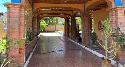 Amplia casa de 6 cuartos, alberca, aire acondicionado, y WiFi.