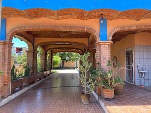 Property grounds - Amplia casa de 6 cuartos, alberca, aire acondicionado, y WiFi. (La Peñita de Jaltemba)