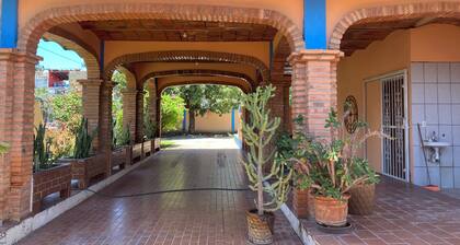 Amplia casa de 6 cuartos, alberca, aire acondicionado, y WiFi.