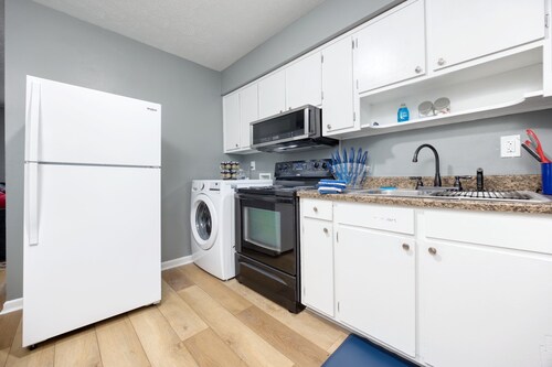 Charming 2-bedroom apartment with AC, WiFi in brilliant Columbus