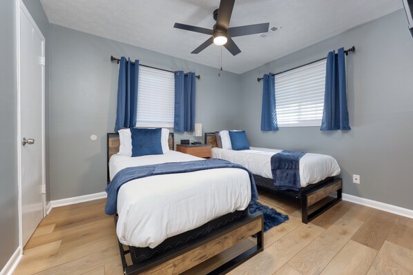 2 habitaciones, tabla de planchar con plancha, wifi y ropa de cama 
