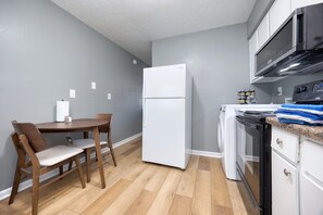 Private kitchen - Charming 2-bedroom apartment with AC, WiFi in brilliant Columbus (Columbus)